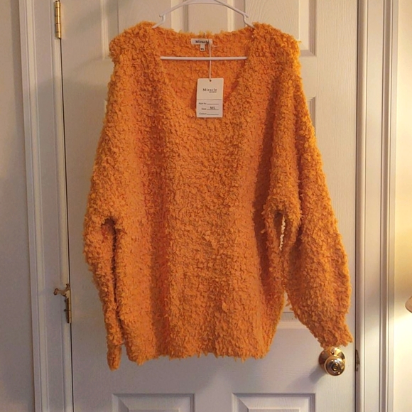 *SOLD* BNWT Sweater M/L - Picture 2 of 3